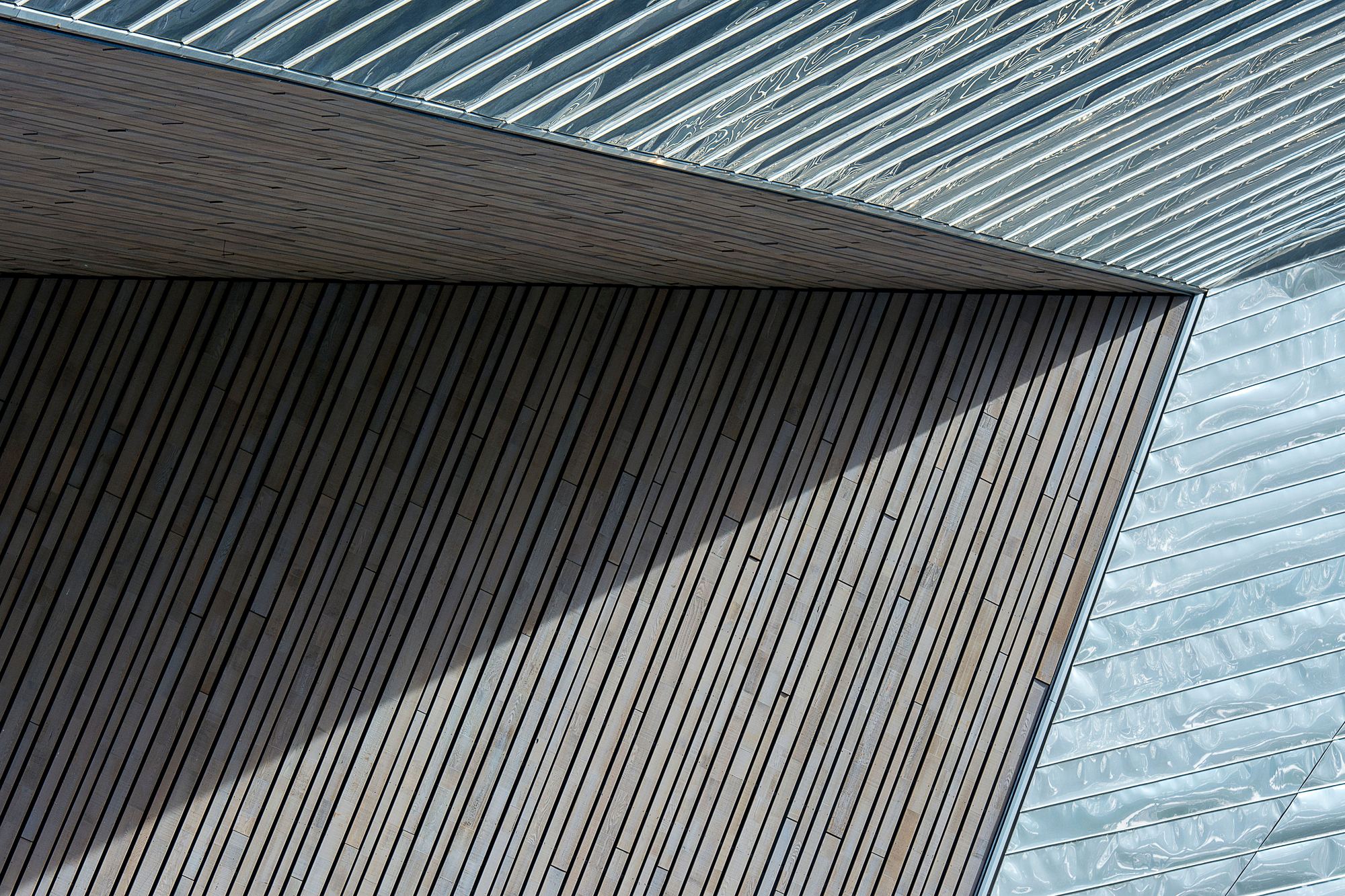 Detalle de madera y metal en ángulo, luz natural