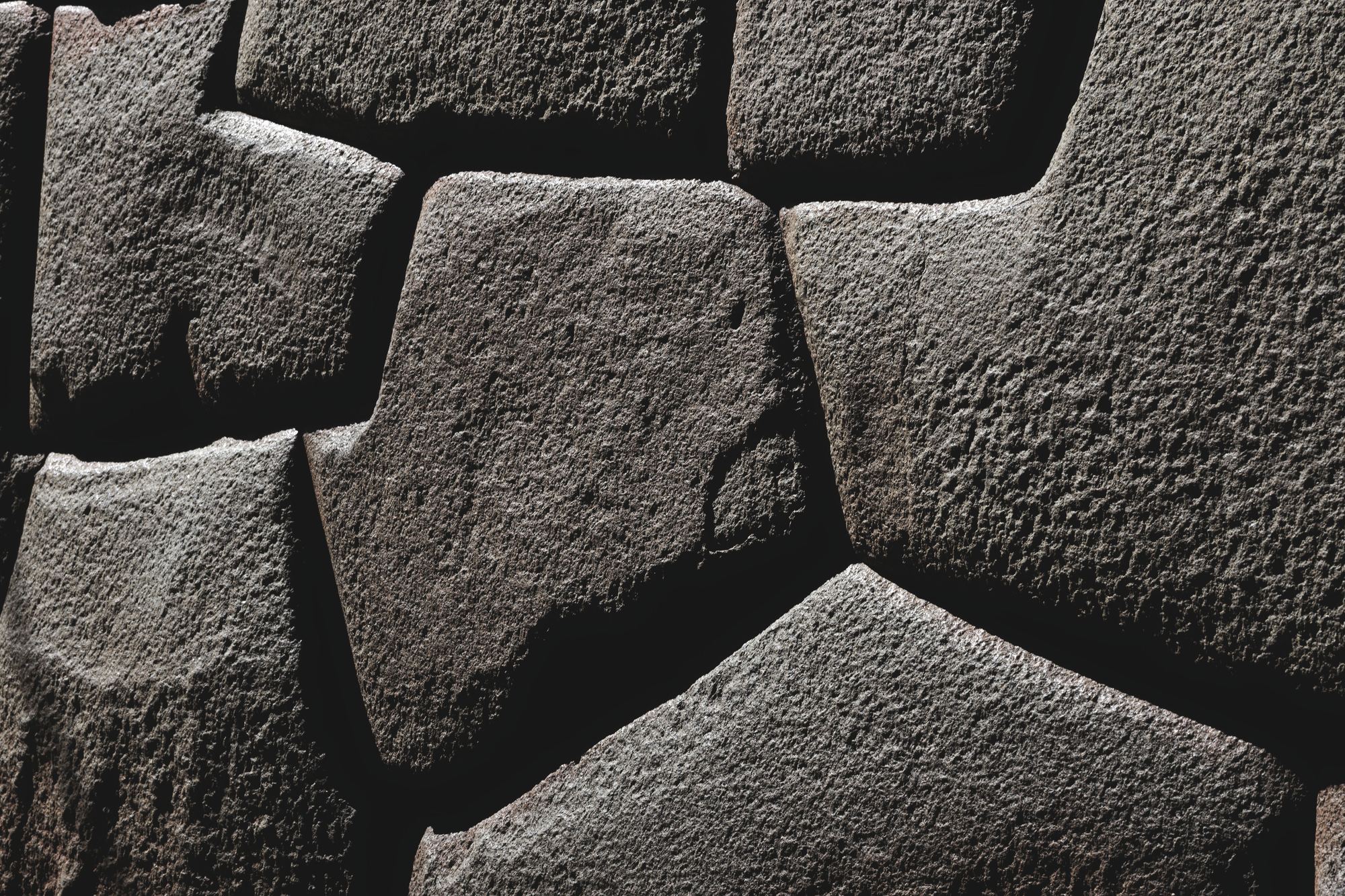 Bloques de piedra oscura con textura natural